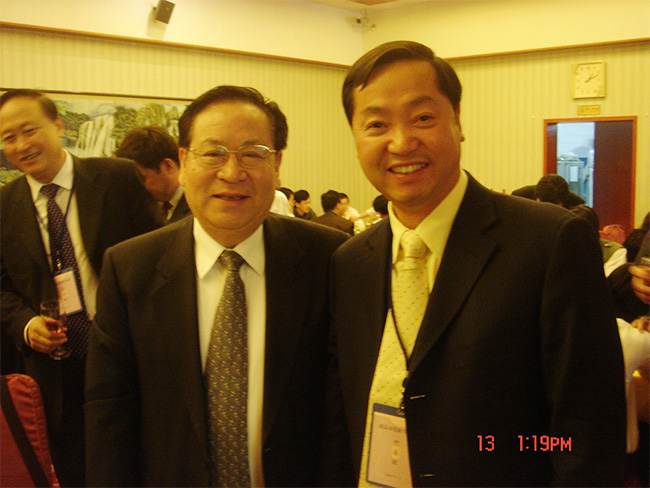 The former president of Tsinghua University and the academician of the Chinese Academy of Sciences Gu Binglin (left) and Guo Hongxin, chairman of the Sunpower Group, took a group photo